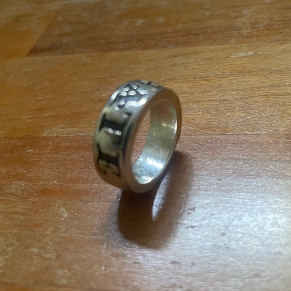 Chunky silver ring with engraved lettering “hate” - Picture 5 of 5